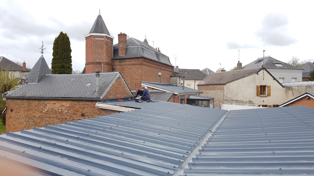 découvrez les avantages du toit en acier, une solution durable et esthétique pour votre habitation. offrant une excellente résistance aux intempéries et une longévité remarquable, le toit en acier est idéal pour protéger votre maison tout en ajoutant une touche moderne. apprenez-en plus sur les matériaux, les styles et l'entretien de ce choix innovant.