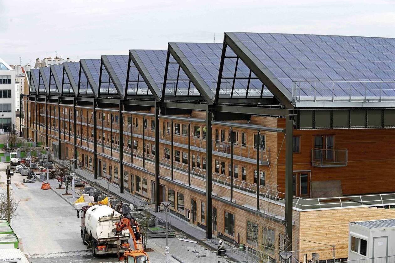 découvrez les avantages du toit en dent de scie, une solution architecturale innovante, alliant esthétique et fonctionnalité. ce type de toiture maximise la lumière naturelle et améliore la ventilation des espaces. parfait pour les ateliers ou bâtiments industriels, le toit en dent de scie s'adapte à vos besoins tout en étant durable et efficace.