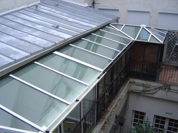 découvrez les avantages d'un toit terrasse en verre, offrant une vue panoramique et une luminosité naturelle tout en ajoutant une touche moderne à votre espace extérieur. idéal pour profiter de vos moments de détente, ce type de toiture apporte charme et élégance à votre maison.