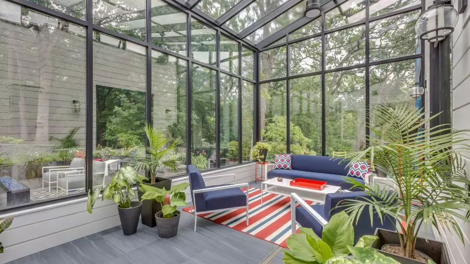 découvrez notre véranda en verre, un espace lumineux et élégant pour profiter de votre jardin tout au long de l'année. conçue pour allier confort et esthétique, cette structure moderne transforme votre habitat en un lieu de vie chaleureux.