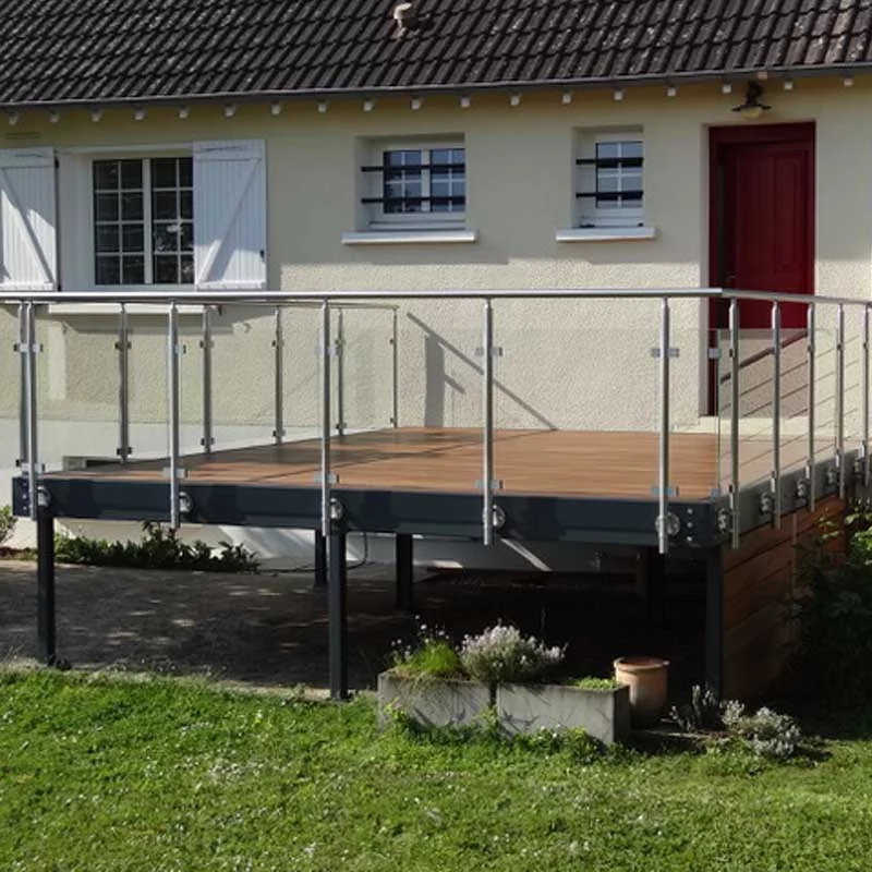 découvrez l'élégance d'un toit en verre pour votre terrasse, alliant modernité et luminosité. profitez d'une vue panoramique tout en vous protégeant des intempéries. transformez votre espace extérieur en un véritable havre de paix.