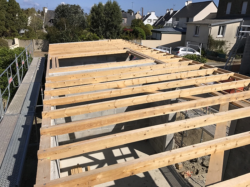 découvrez tout ce qu'il faut savoir sur les toits à faible pente : leurs avantages, leur entretien et les matériaux recommandés pour assurer durabilité et esthétique.