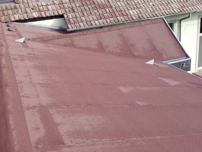 découvrez les avantages et caractéristiques des toits à faible pente. apprenez comment ces structures innovantes allient esthétisme et praticité, tout en offrant une excellente gestion des eaux de pluie. explorez les différents matériaux et techniques pour un toit durable et fonctionnel.