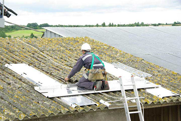 découvrez tout ce qu'il faut savoir sur le toit fibro : ses caractéristiques, ses avantages, ainsi que des conseils d'entretien et de rénovation pour garantir la durabilité et la sécurité de votre habitation.