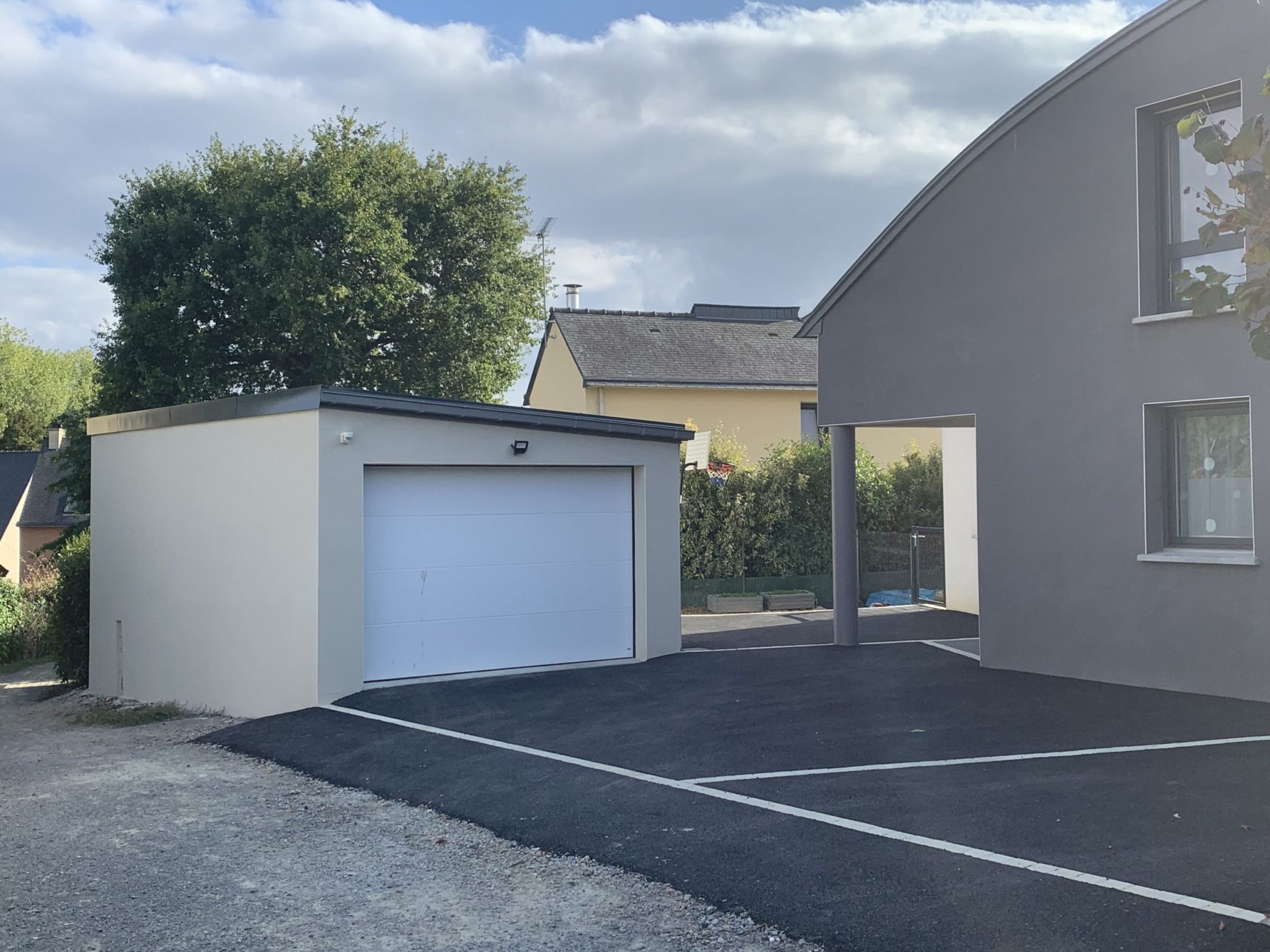découvrez tout sur les toits de garage en bac acier : avantages, installation, entretien et styles. optimisez la protection de votre véhicule avec une solution durable et moderne.