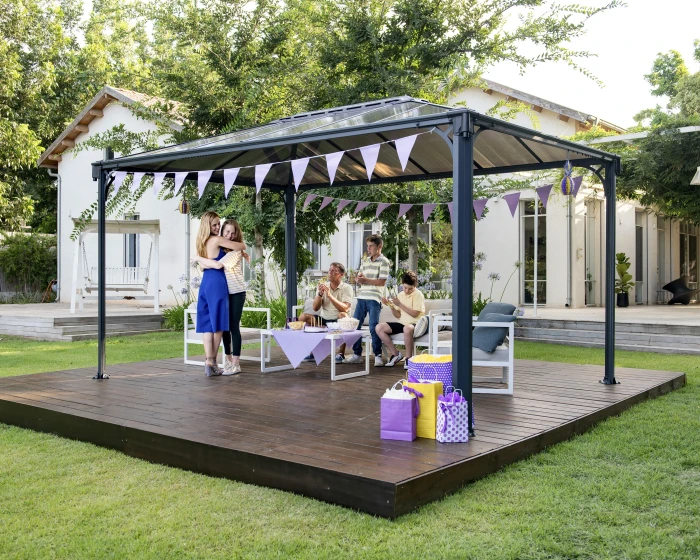 découvrez notre toit en polycarbonate pour gazebo, alliant esthétisme et robustesse. protégez votre espace extérieur des intempéries tout en profitant de la lumière naturelle. idéal pour vos moments de détente en plein air.