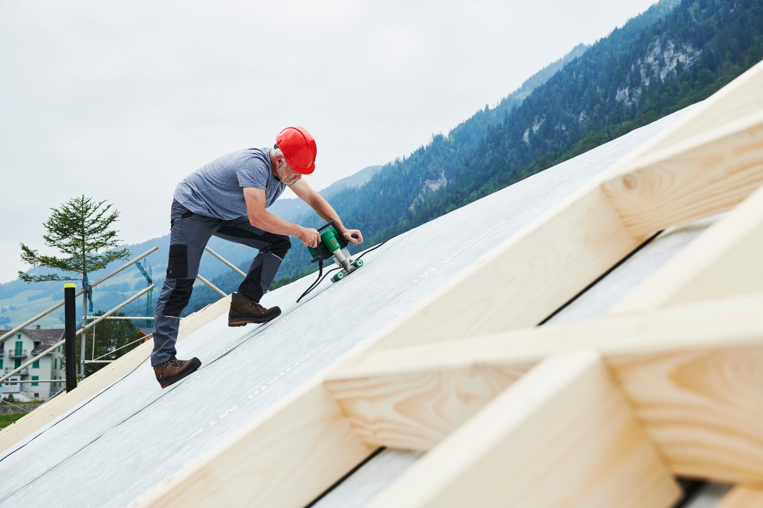 découvrez tout ce qu'il faut savoir sur les toits inclinés : avantages, types, matériaux et conseils d'entretien pour maximiser l'esthétique et la durabilité de votre habitation.