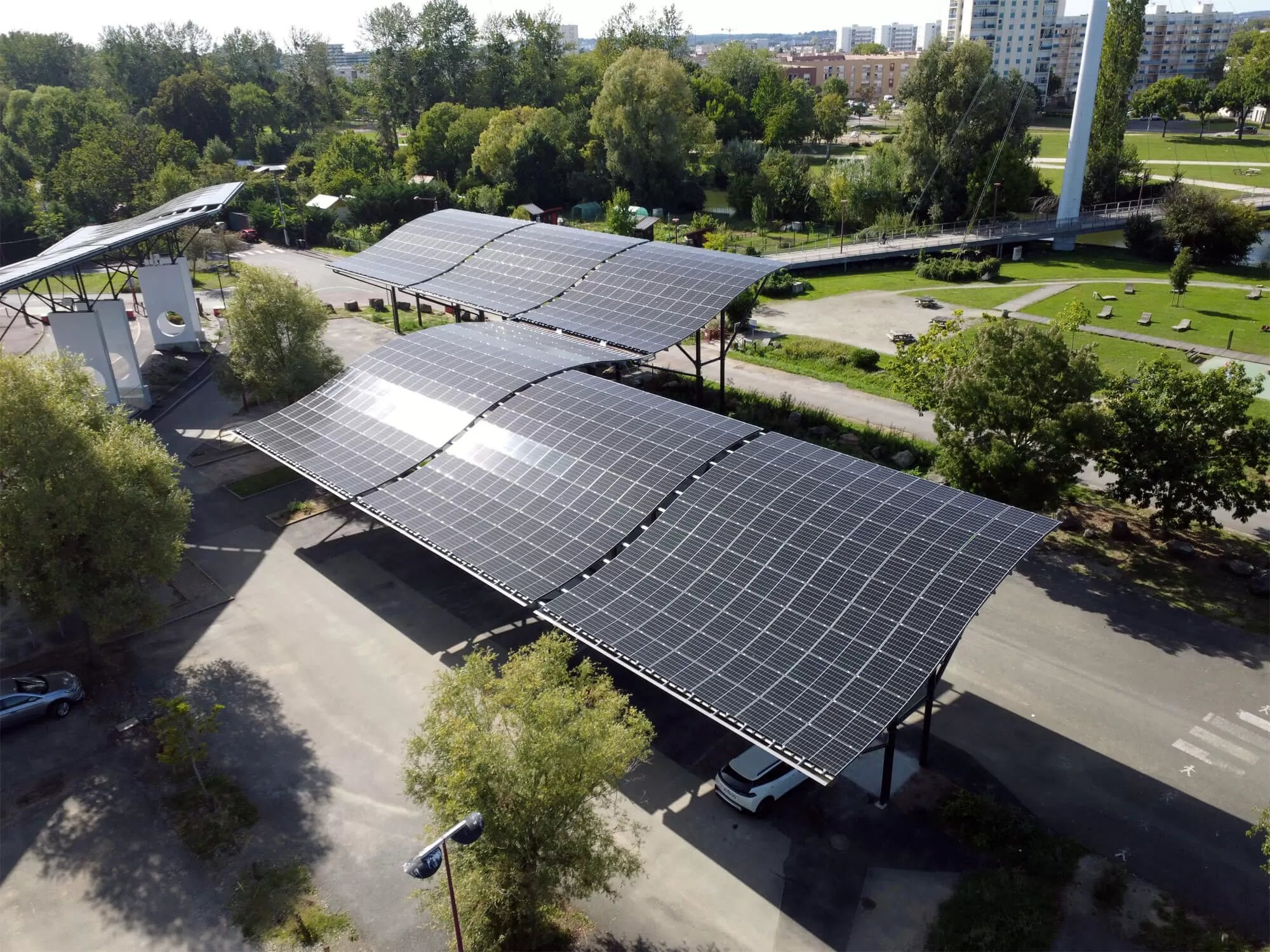 découvrez comment les panneaux photovoltaïques installés sur des toits industriels peuvent transformer votre entreprise en une source d'énergie durable et réduire vos coûts d'exploitation tout en contribuant à la protection de l'environnement.