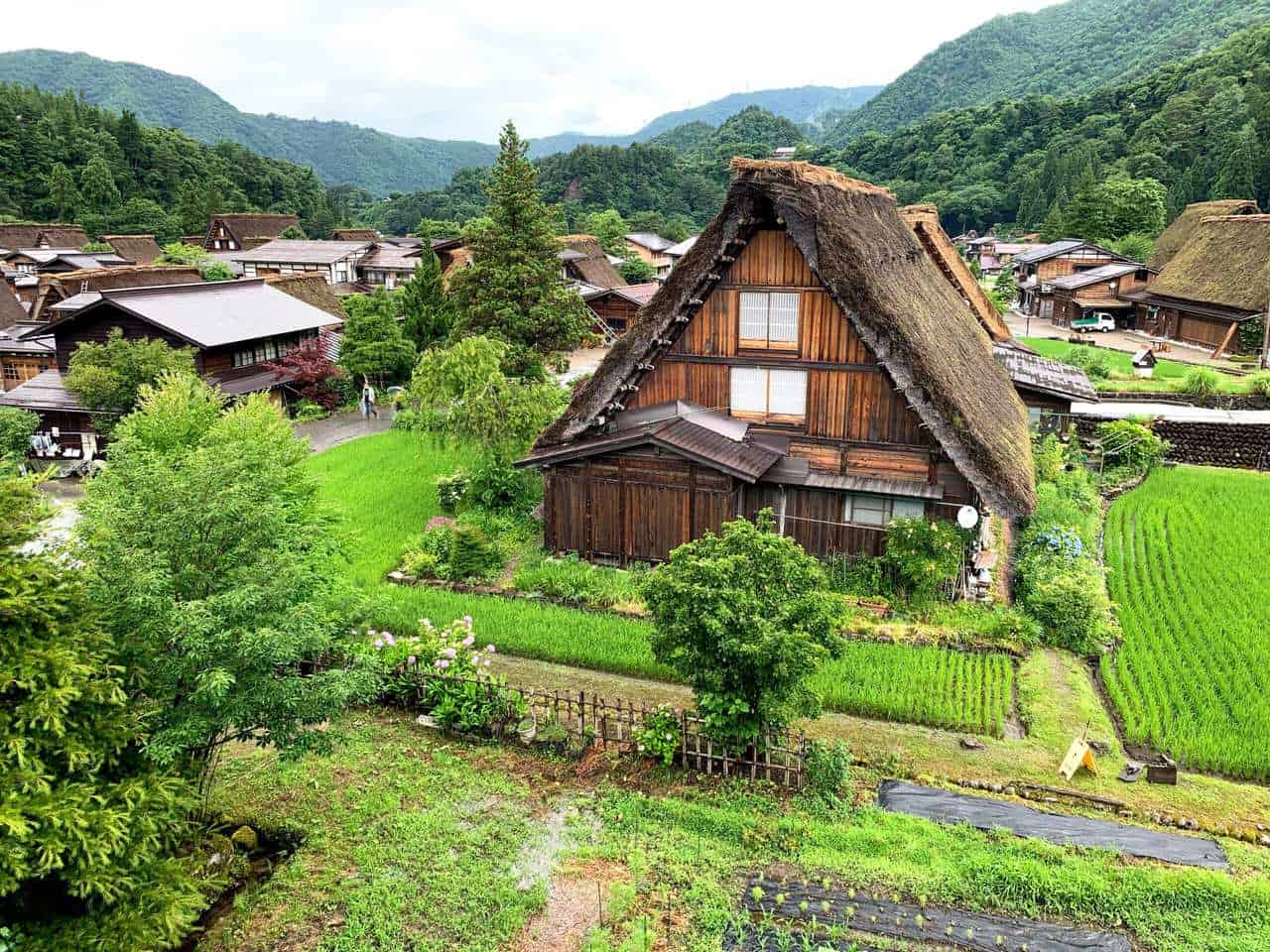 découvrez les caractéristiques uniques du toit japonais, symbole d'harmonie et d'esthétique dans l'architecture traditionnelle. plongez dans l'art de son design, ses matériaux naturels et son intégration avec la nature environnante.