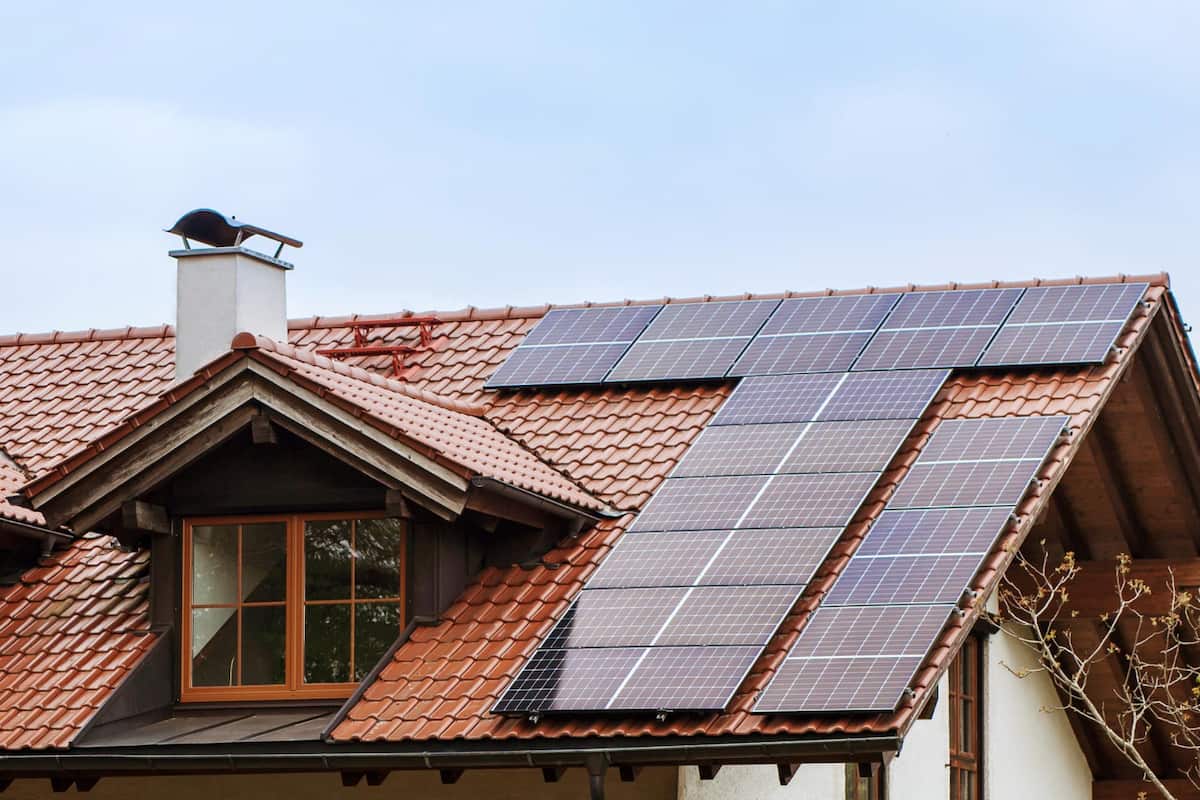 découvrez notre guide complet sur les toits de longères photovoltaïques. apprenez comment intégrer des panneaux solaires sur votre longère, optimiser votre consommation d'énergie et bénéficier des aides financières disponibles. transformez votre habitation en une source d'énergie durable et écoresponsable.