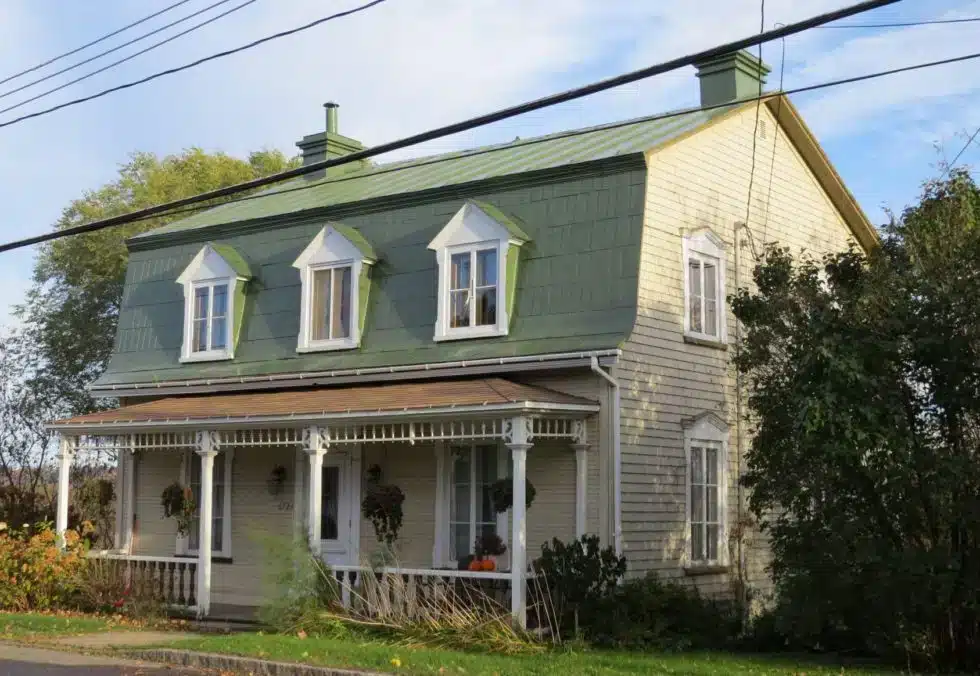 découvrez les charmes d'un toit mansardé, alliant élégance et fonctionnalité. parfait pour maximiser l'espace sous pente, ce type de toiture offre un style intemporel et une belle luminosité, tout en ajoutant du caractère à votre maison.