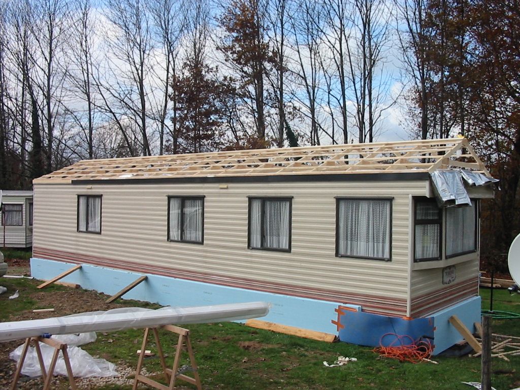 découvrez tout ce qu'il faut savoir sur le toit de votre mobil-home : conseils d'entretien, matériaux, et astuces pour optimiser l'isolation et la durabilité de votre espace de vie en plein air.