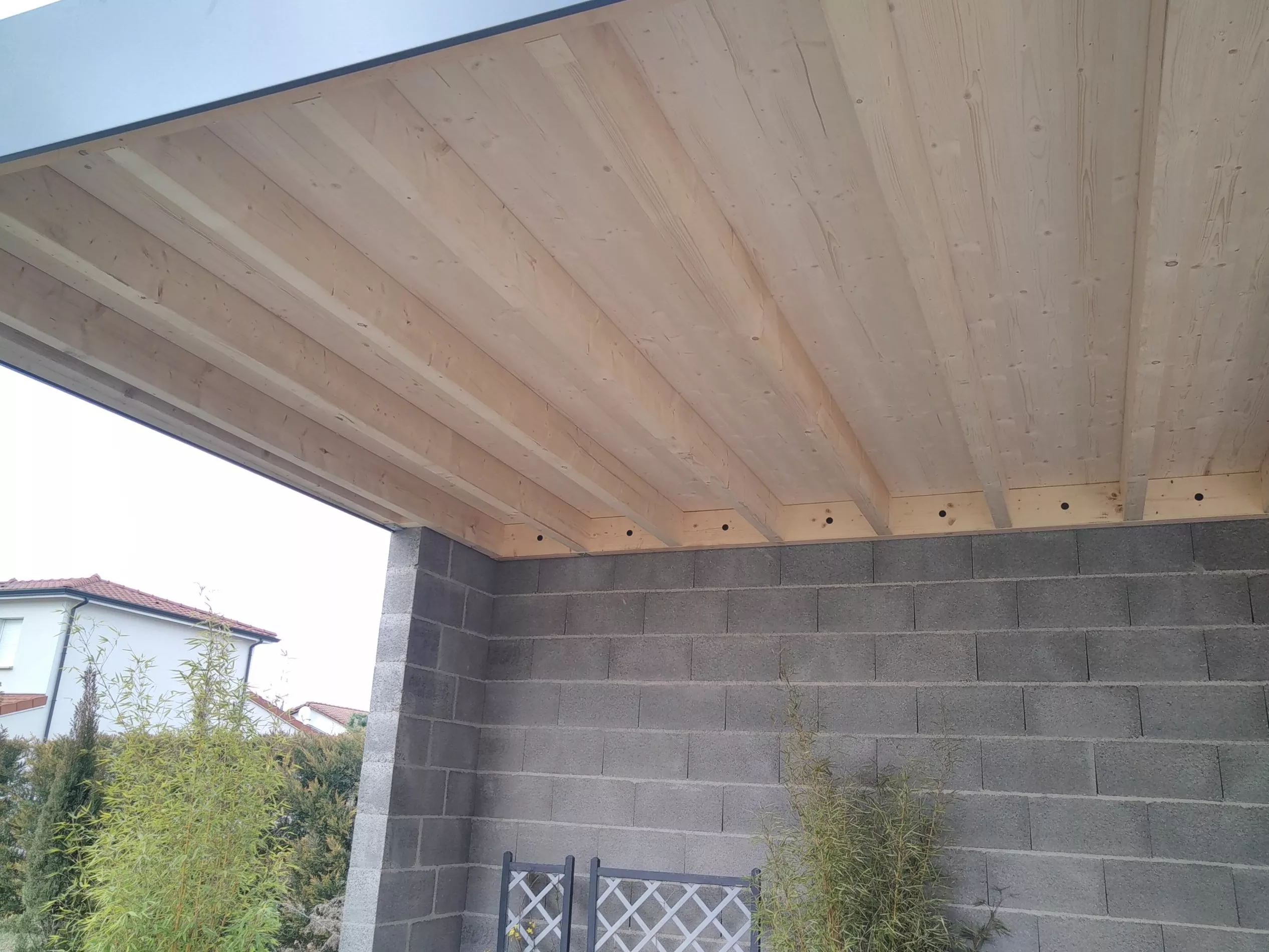 découvrez tout ce qu'il faut savoir sur les toits muraux : avantages, matériaux, techniques d'installation et conseils d'entretien pour optimiser la durabilité de vos structures extérieures.