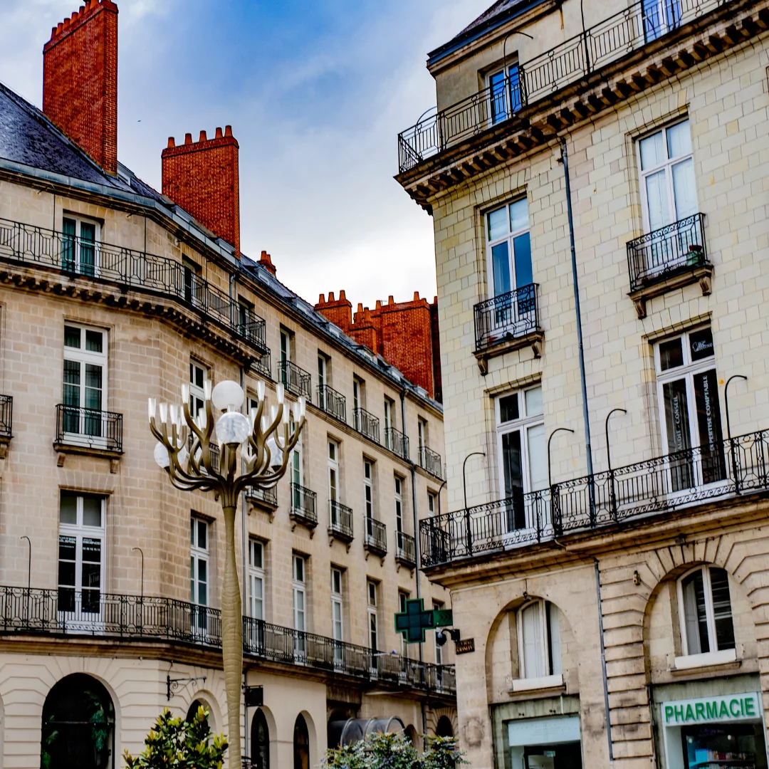 découvrez les toits de nantes, un mélange unique d'architecture historique et contemporaine. explorez nos visites guidées, événements culturels et conseils pratiques pour profiter pleinement de cette ville riche en patrimoine.