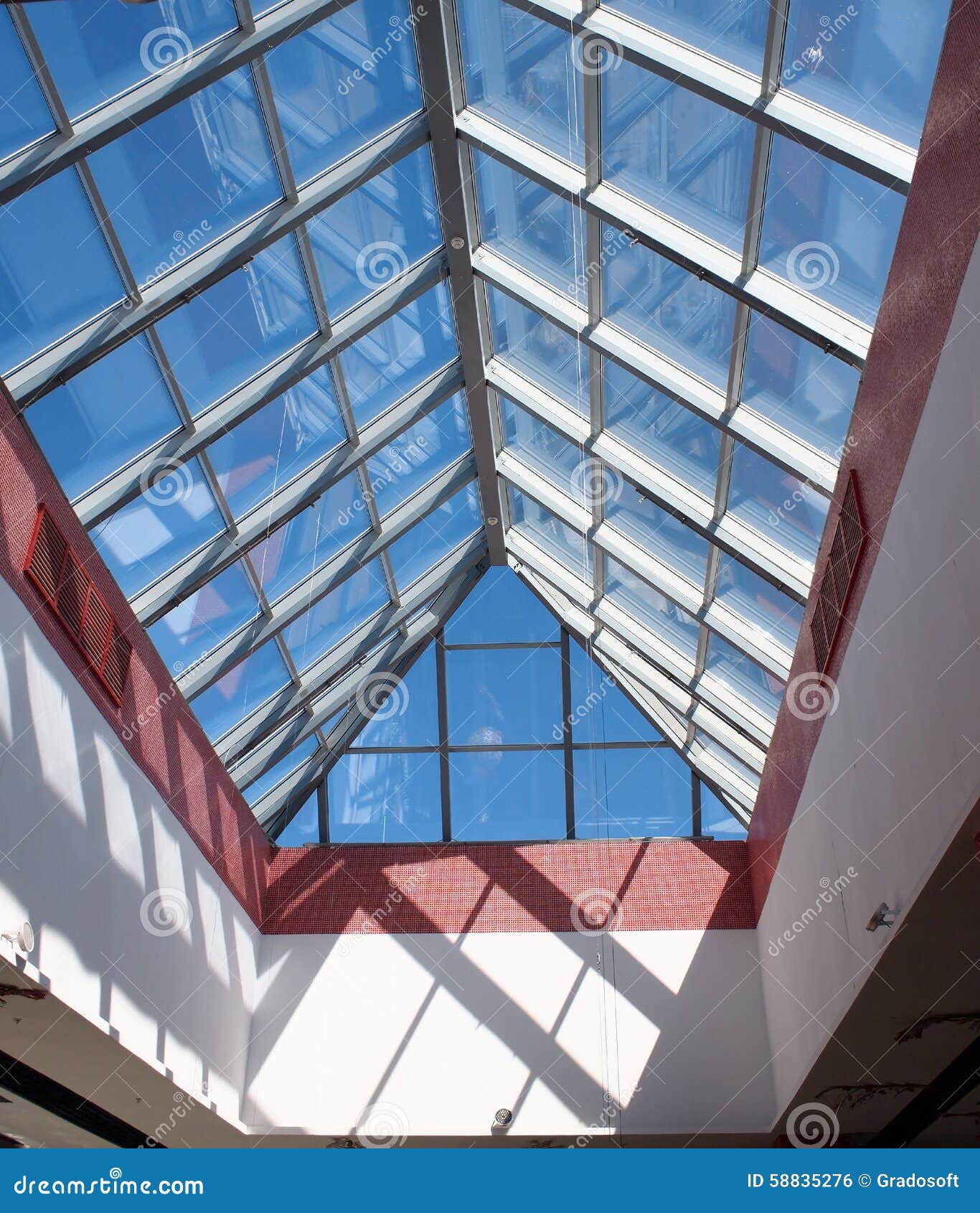 découvrez les avantages d'un toit transparent : une luminosité naturelle accrue, une vue imprenable sur le ciel et une esthétique moderne pour votre espace. transformez votre maison en un havre de paix lumineux grâce à des matériaux innovants et durables. idéal pour les jardins d'hiver, vérandas et extensions, le toit transparent allie design et fonctionnalité.