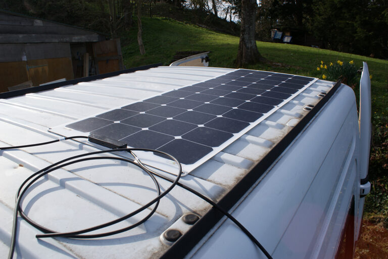 découvrez le toit ouvrant photovoltaïque, une solution innovante qui combine éclairage naturel et production d'énergie solaire. profitez d'un confort optimal tout en réduisant votre empreinte carbone, grâce à un design modern et fonctionnel.