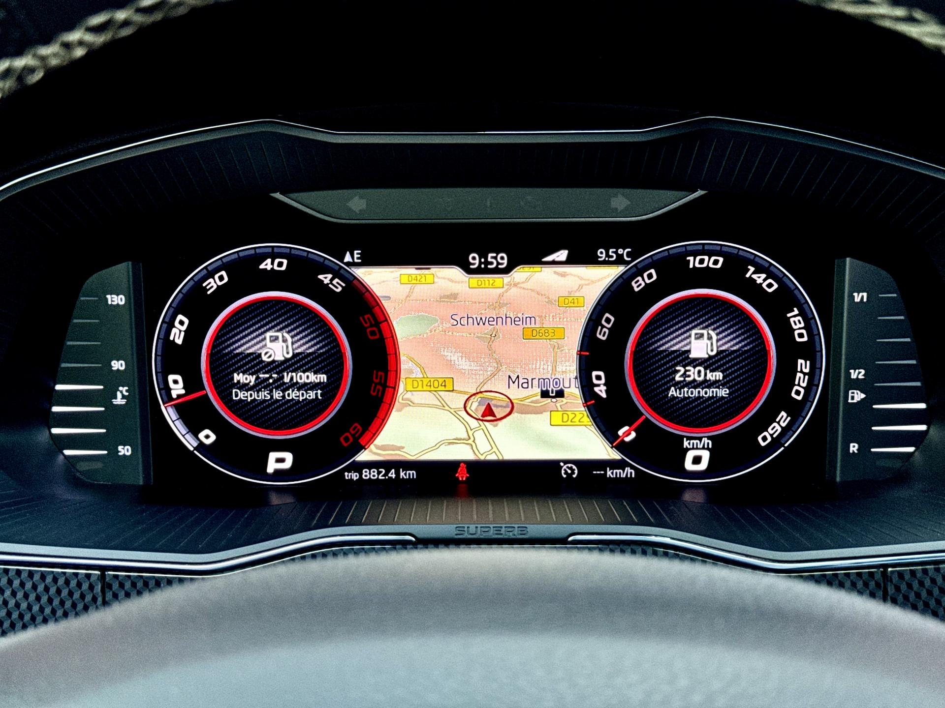 découvrez le toit ouvrant photovoltaïque de la skoda superb, une innovation qui allie style et durabilité. profitez d'une luminosité naturelle tout en contribuant à l'énergie verte grâce à cette fonctionnalité moderne et écologique.