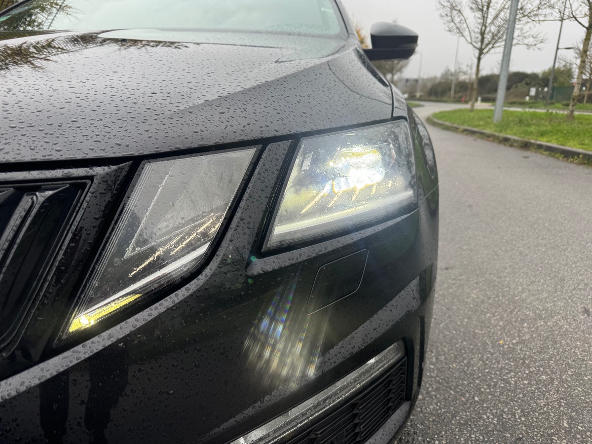 découvrez le toit ouvrant photovoltaïque de la skoda superb, une innovation alliant esthétisme et écologie. profitez d'une lumière naturelle tout en optimisant l'énergie de votre véhicule grâce à cette technologie avancée qui recharge la batterie et réduit l'empreinte carbone.