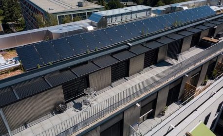 découvrez notre toit photovoltaïque de 300 m², une solution écologique et économique pour produire votre propre énergie solaire. idéal pour réduire vos factures d'électricité tout en préservant l'environnement. optez pour l'avenir durable avec notre installation performante.