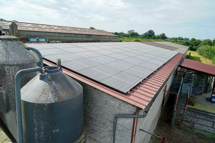 découvrez comment un toit photovoltaïque peut transformer votre maison en une source d'énergie durable tout en générant des économies significatives sur vos factures d'électricité. explorez les avantages d'une installation solaire et contribuez à un avenir plus vert.