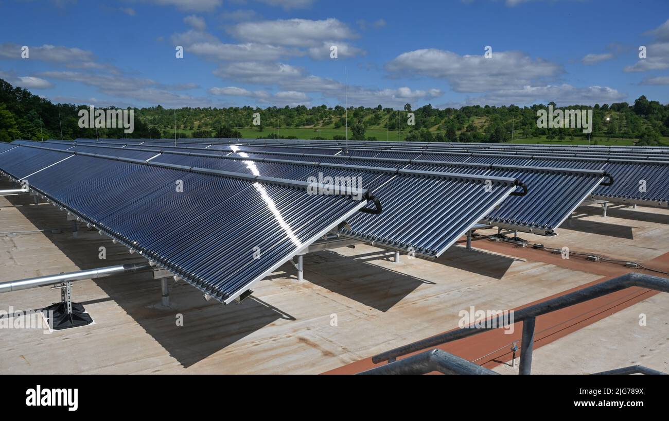 découvrez les avantages des toits photovoltaïques et solaires thermiques pour une énergie durable et économique. transformez votre habitation en une source d'énergie renouvelable tout en réduisant votre facture d'électricité.