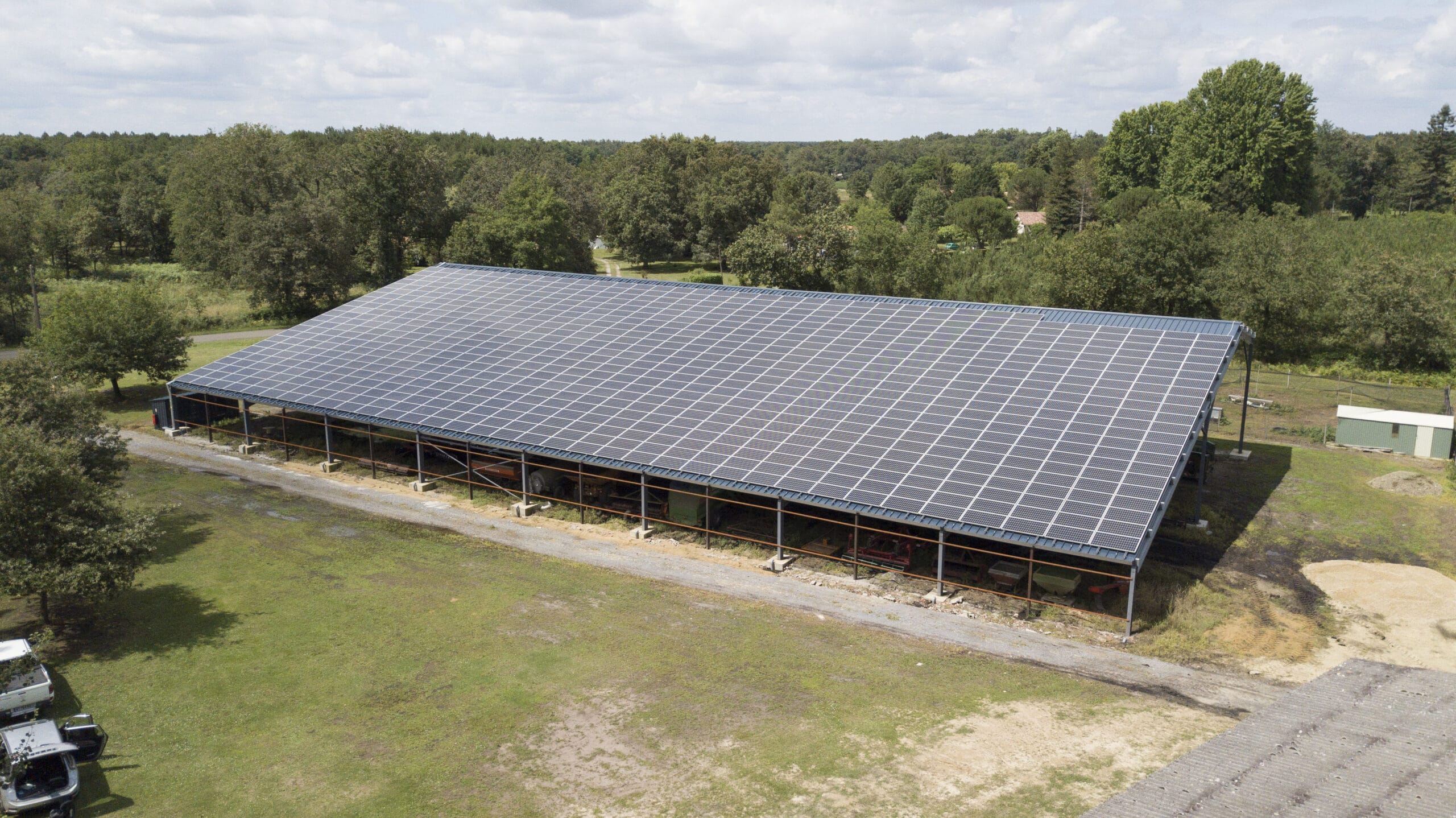 découvrez l'installation de toits photovoltaïques sur hangars : une solution écologique et économique pour optimiser l'espace de votre entreprise tout en produisant de l'énergie renouvelable. transformez votre hangar en source d'énergie durable.