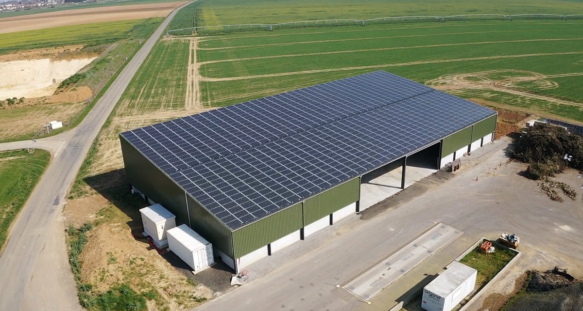 découvrez comment les toits photovoltaïques pour hangars agricoles peuvent transformer votre exploitation en réduisant vos coûts énergétiques et en maximisant votre indépendance énergétique. profitez d'une solution durable et rentable qui participe à la transition écologique tout en valorisant vos espaces. informez-vous sur les avantages et les financements disponibles.
