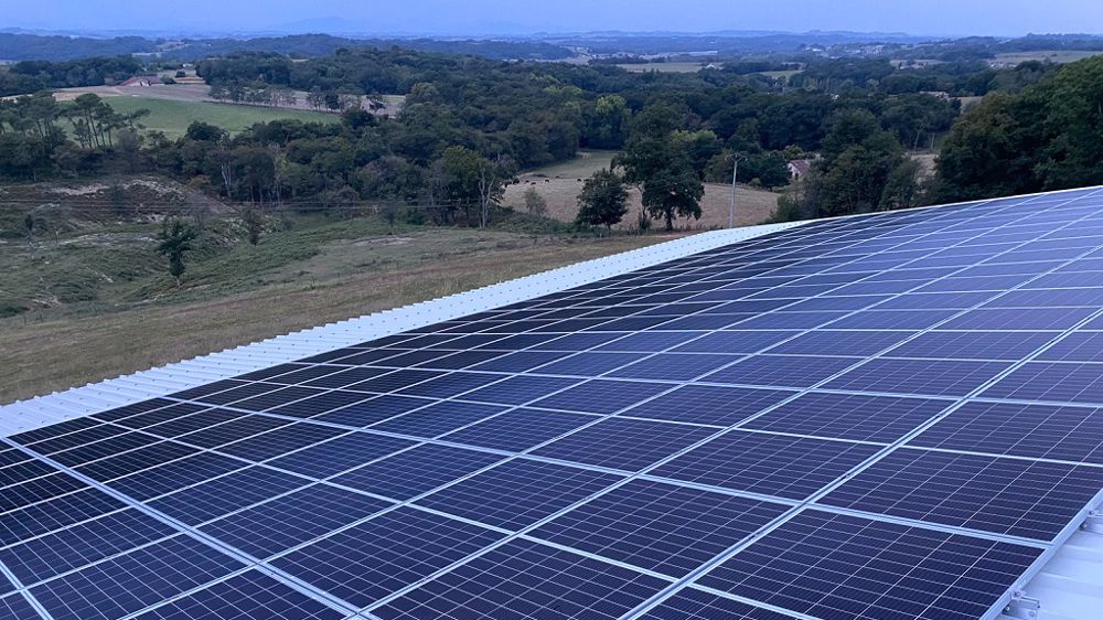 découvrez les avantages d'un toit photovoltaïque rentable : réduisez vos factures d'énergie, augmentez la valeur de votre bien immobilier et contribuez à la protection de l'environnement grâce à une énergie renouvelable accessible.