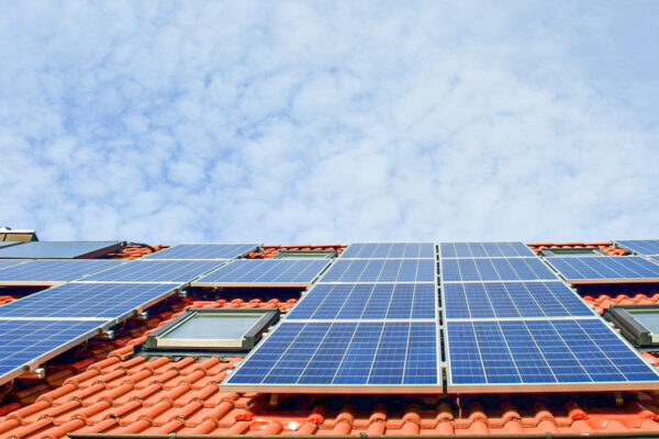 découvrez comment un toit photovoltaïque peut devenir une solution rentable pour produire votre propre électricité, réduire vos factures d'énergie et contribuer à une transition énergétique durable.