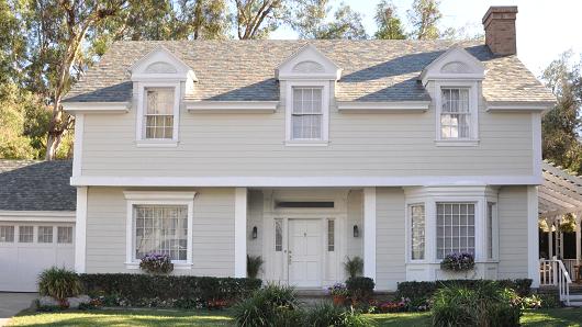 découvrez le toit photovoltaïque tesla, une solution innovante alliant esthétique et performance. transformez votre maison en dotant votre toiture de panneaux solaires discrets et efficaces, contribuant ainsi à une énergie durable tout en valorisant votre bien immobilier.