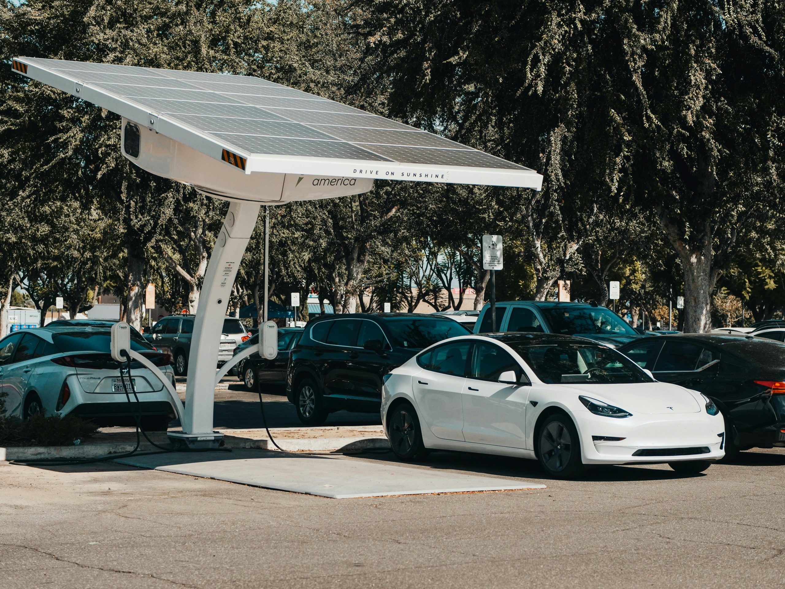 découvrez le toit photovoltaïque pour voiture, une solution innovante qui transforme votre véhicule en source d'énergie renouvelable. profitez d'une autonomie accrue tout en réduisant votre empreinte carbone, le tout avec un design moderne et élégant. adoptez dès maintenant cette technologie écologique et durable.