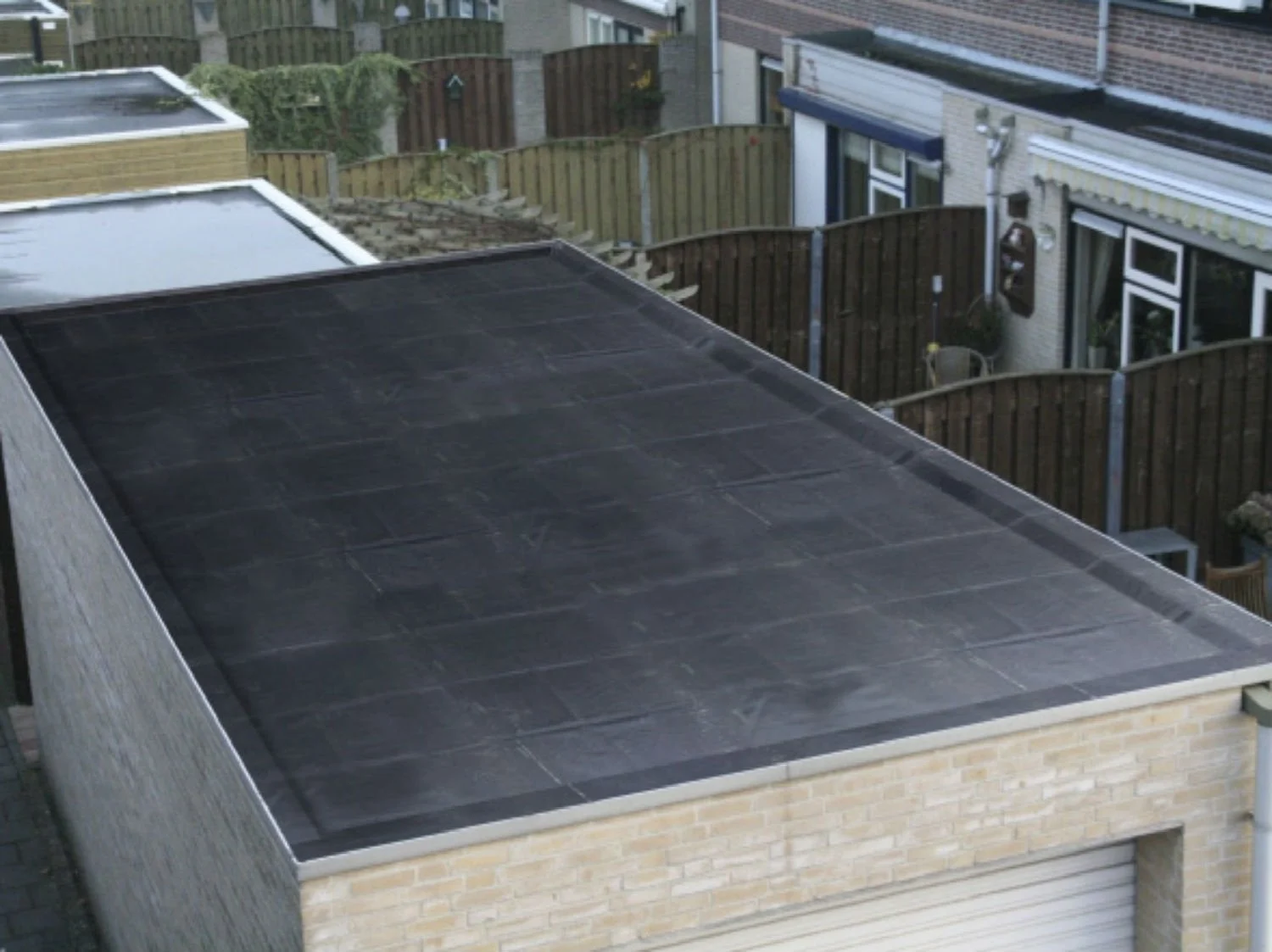 découvrez tout ce qu'il faut savoir sur les toits plats : avantages, matériaux, entretien et tendances. optimisez l'esthétique et la fonctionnalité de votre bâtiment avec nos conseils d'experts.