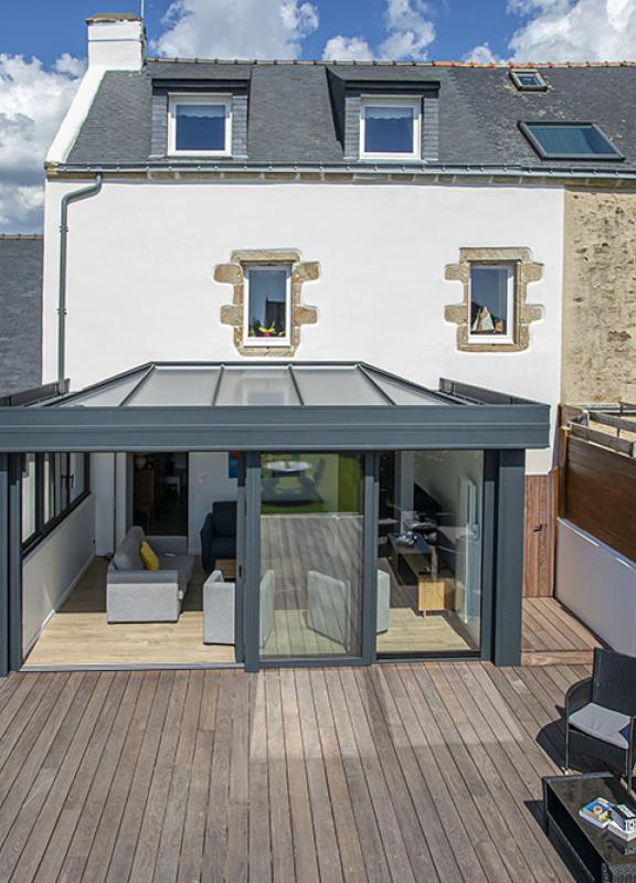 découvrez les avantages des toits plats : une option esthétique et pratique pour votre maison. idéal pour optimiser l'espace, favoriser l'isolation et faciliter l'entretien, le toit plat est une solution moderne qui s'intègre parfaitement à tous les styles architecturaux.