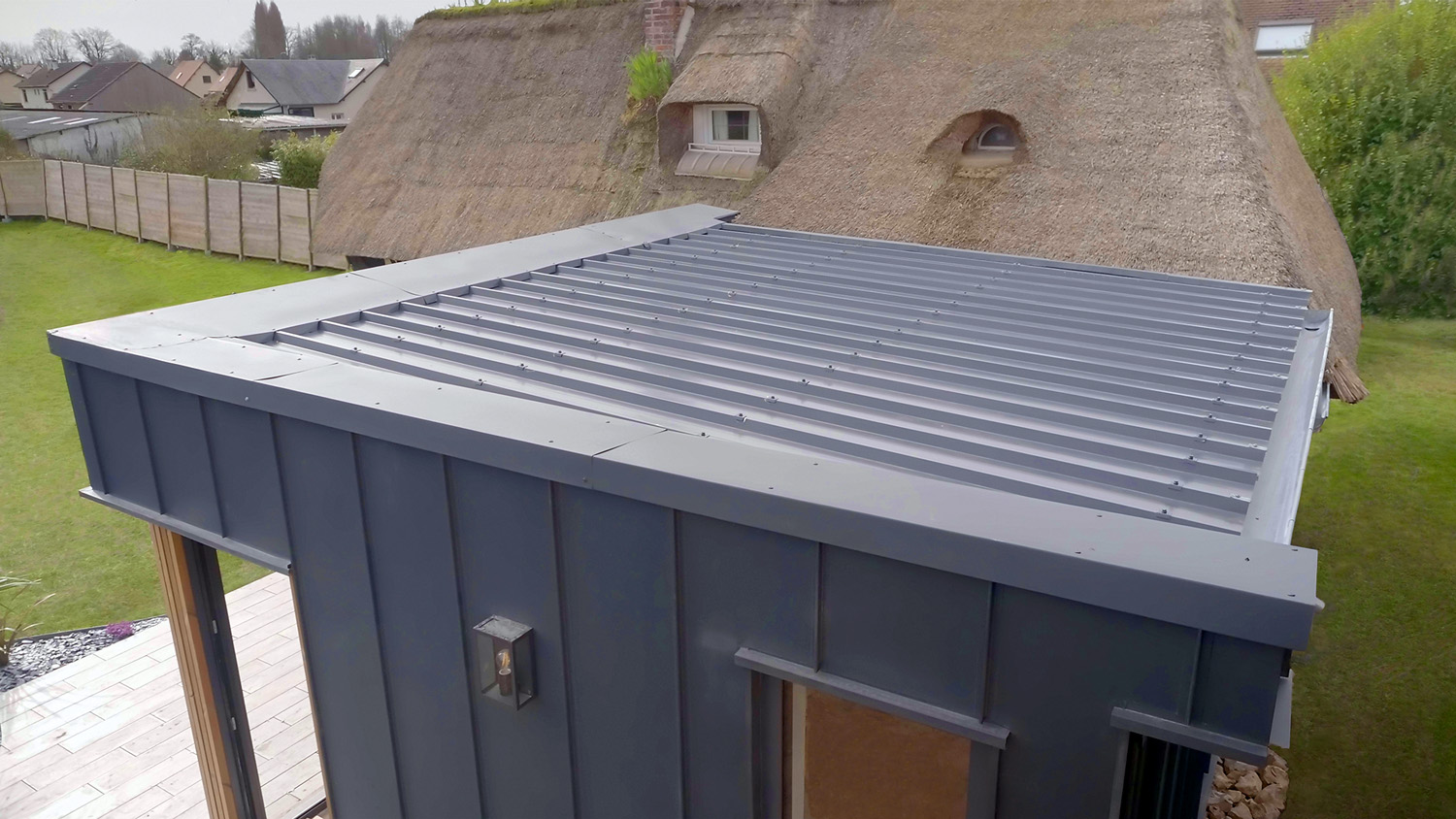 découvrez les avantages du toit plat en acier, une solution moderne et durable pour votre bâtiment. élégant, résistant et facile à entretenir, ce choix architectural offre une excellente étanchéité et intègre parfaitement des systèmes d'isolation. optez pour l'innovation et le style avec un toit plat en acier adapté à vos besoins.