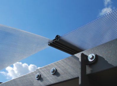 découvrez les avantages du toit en plexi : une solution moderne et esthétique pour maximiser la luminosité tout en protégeant votre espace extérieur des intempéries. idéal pour les terrasses et vérandas.