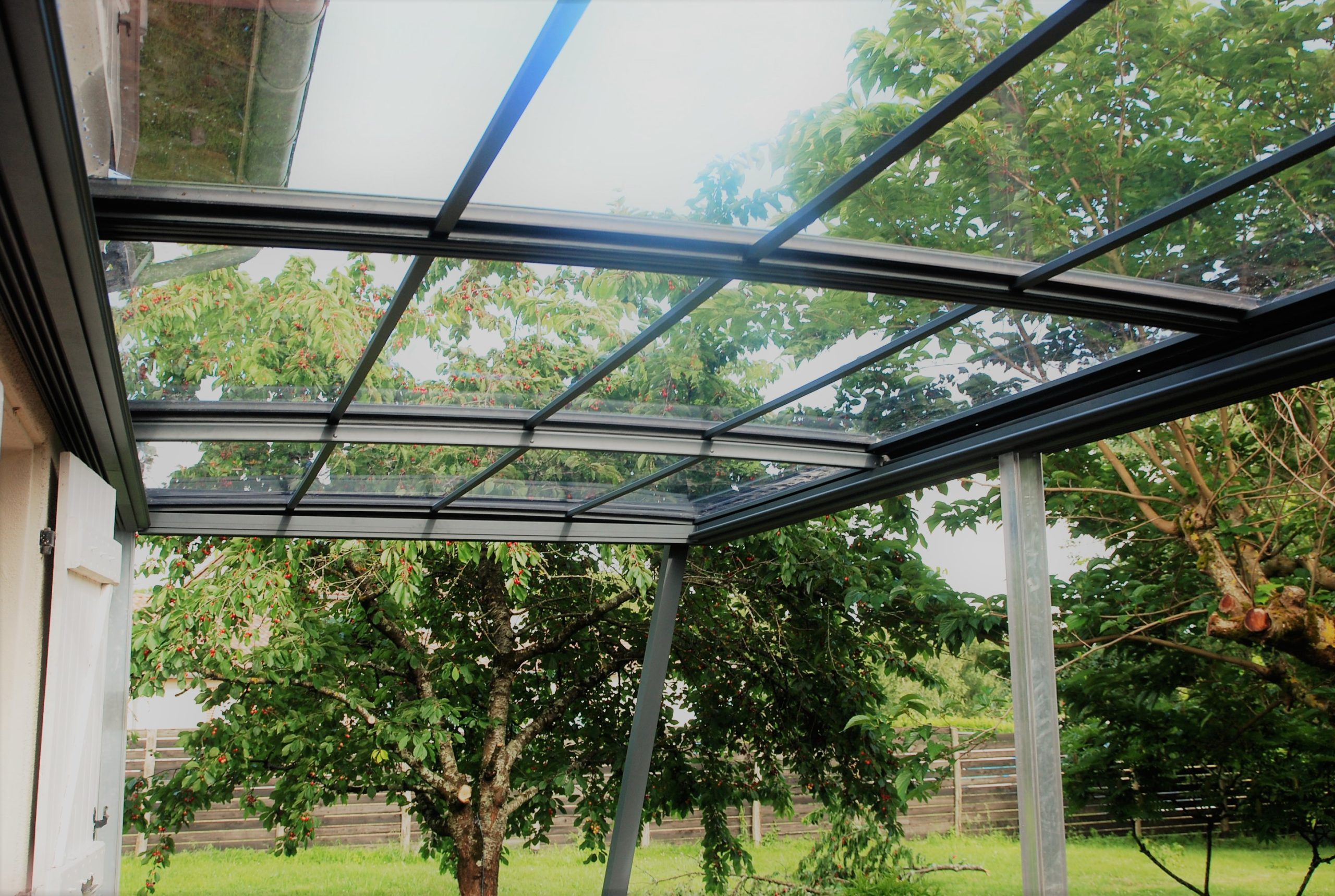 découvrez les avantages du toit en polycarbonate : légèreté, durabilité et excellente isolation. idéal pour votre véranda, terrasse ou abri de jardin, ce matériau permet de maximiser la lumière tout en protégeant des intempéries.
