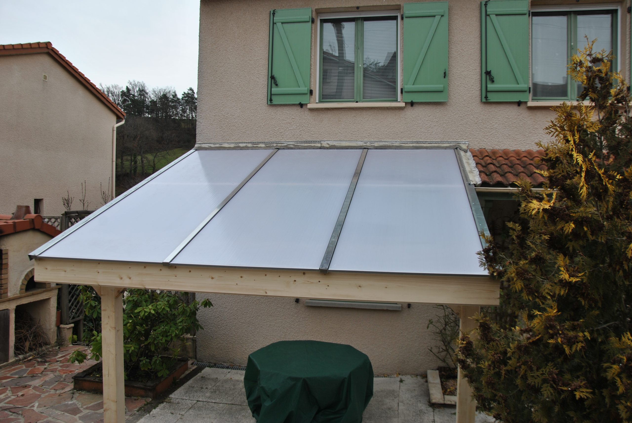 découvrez les avantages des toits en polycarbonate : légers, résistants et esthétiques, ils apportent une luminosité naturelle à vos espaces extérieurs tout en offrant une excellente protection contre les intempéries.