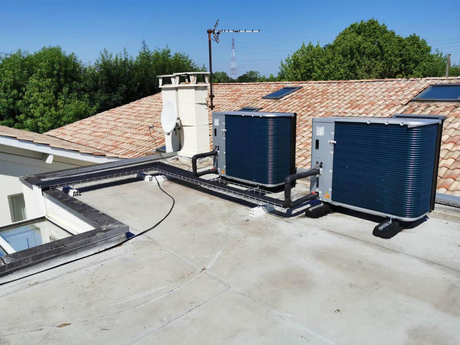 découvrez les avantages d'installer une pompe à chaleur sur votre toit pour optimiser votre chauffage et réduire vos factures d'énergie. apprenez comment cette solution écologique et économique peut transformer votre maison en un espace confortable tout en respectant l'environnement.