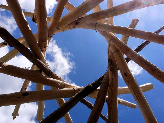 découvrez le toit réciproque, une solution architecturale innovante alliant esthétisme et durabilité. ce système de couverture unique se compose de pannes qui s'entrelacent, offrant une structure autoportante tout en permettant une excellente ventilation. idéal pour les éco-constructions, apprenez comment ce design écologique peut transformer votre espace tout en respectant l'environnement.