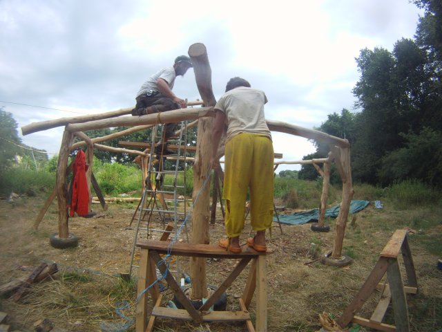 découvrez le toit réciproque, une technique innovante de construction écologique qui permet de créer des structures autoportantes et esthétiques, tout en offrant une excellente durabilité et en favorisant l'harmonie avec l'environnement.