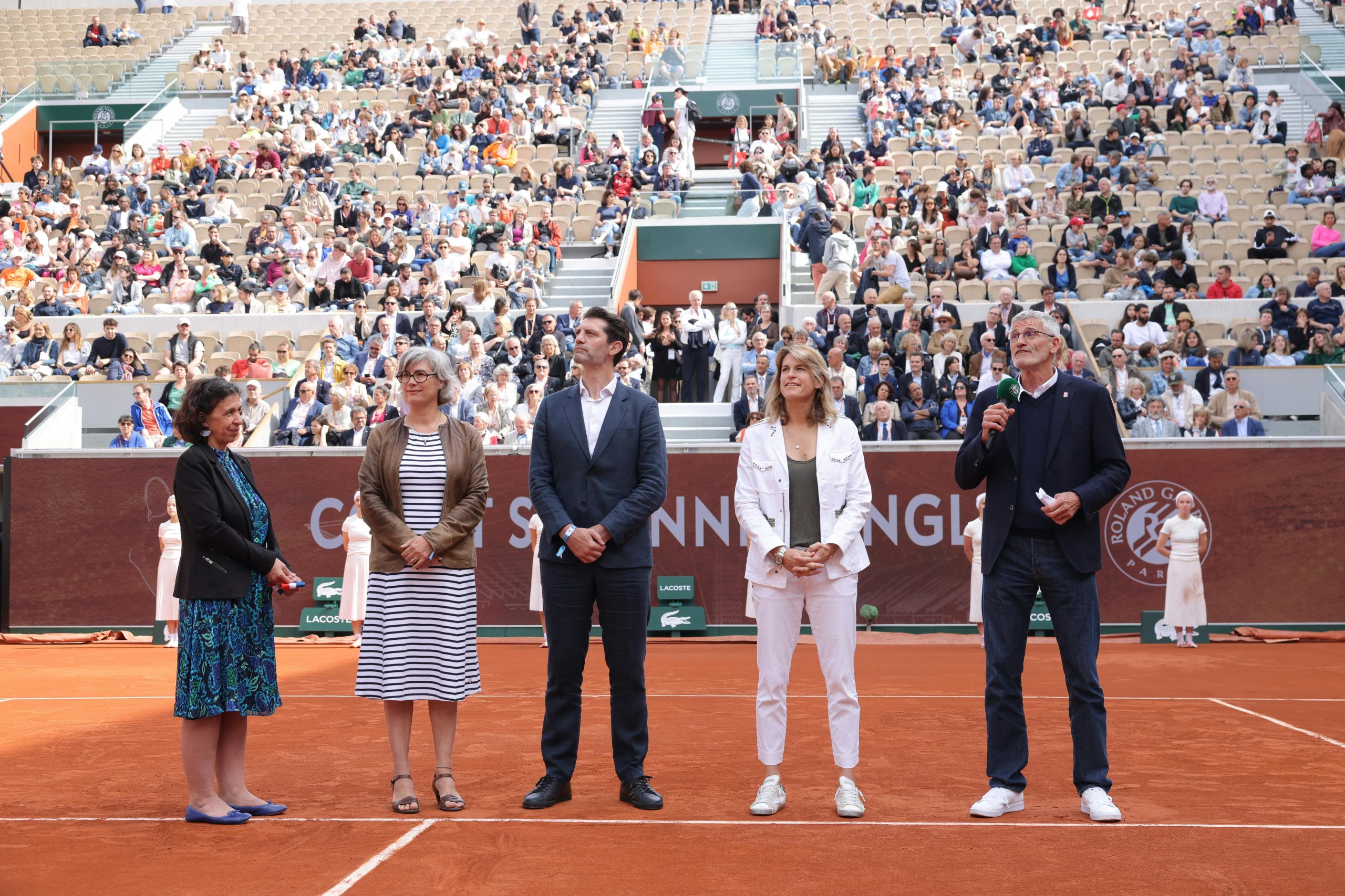 découvrez le toit rétractable innovant du stade de france, une prouesse architecturale qui offre une expérience unique aux spectateurs tout en optimisant les conditions de jeu. un incontournable pour les amateurs de sport et de spectacles.