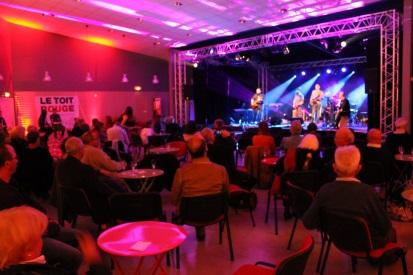 découvrez l'élégance intemporelle du toit rouge, symbole de chaleur et de charme dans l'architecture. plongez dans l'univers des maisons aux toits flamboyants, qui ajoutent du caractère et de la beauté à chaque paysage.