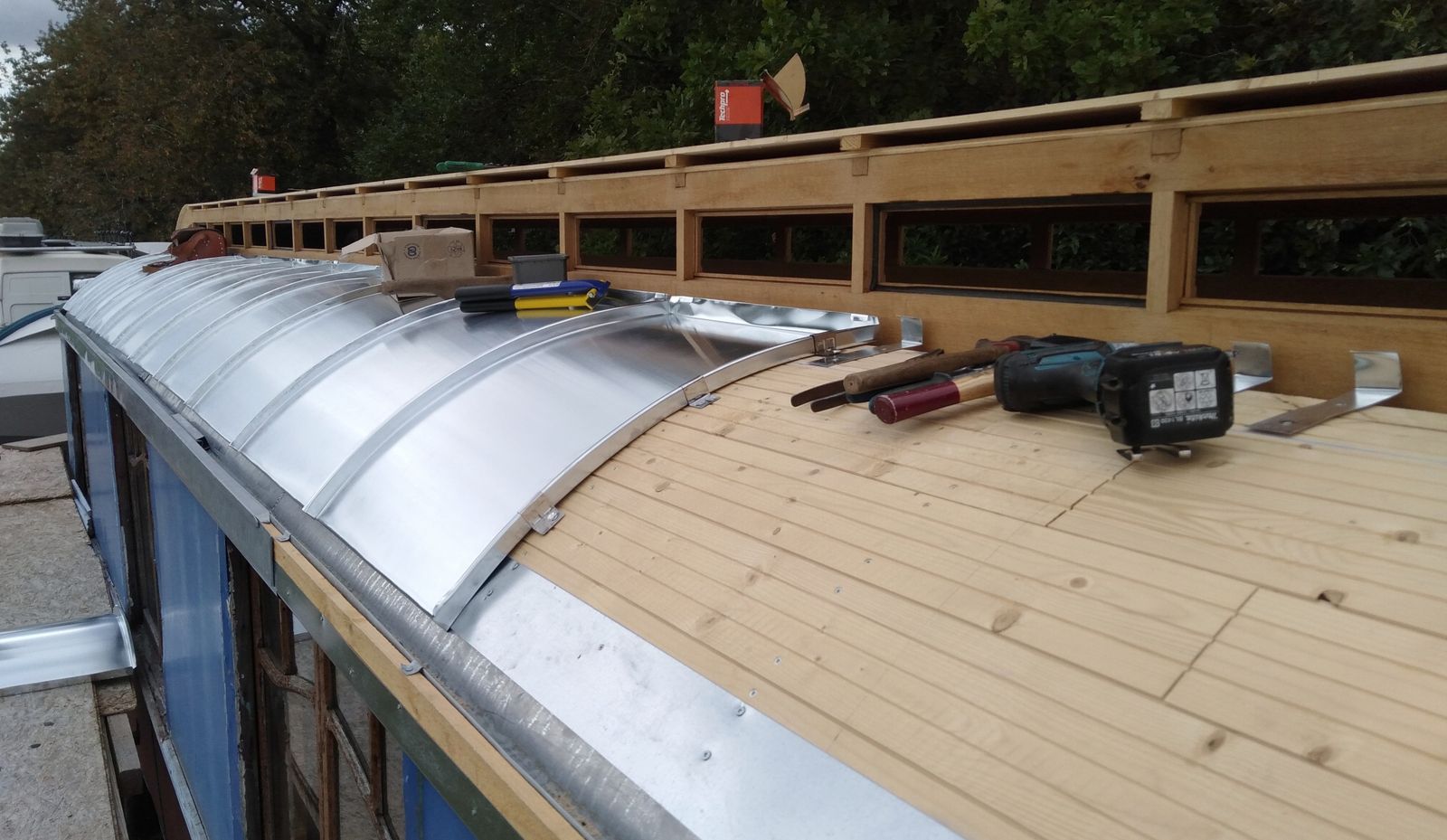 découvrez notre toit roulotte en bois, une solution élégante et pratique pour protéger votre espace de vie en extérieur. alliant esthétisme et durabilité, notre toit en bois apportera charme et confort à votre roulotte, tout en vous offrant une protection contre les intempéries.