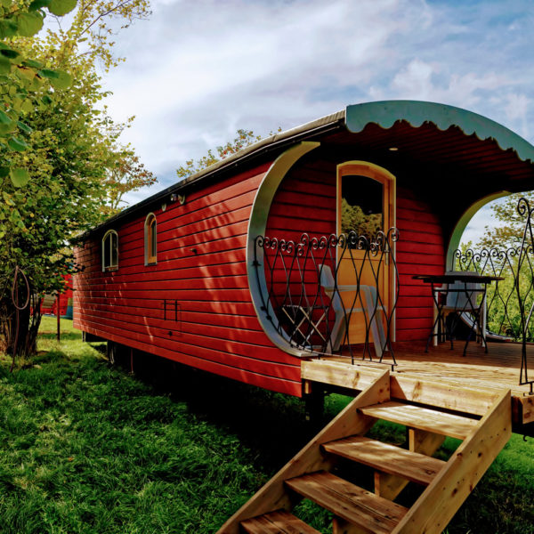 découvrez l'ultime toit de roulotte en bois, alliant esthétisme et durabilité. idéal pour vos projets de camping ou de vie nomade, ce toit offre une protection optimale tout en apportant une touche naturelle à votre roulotte.