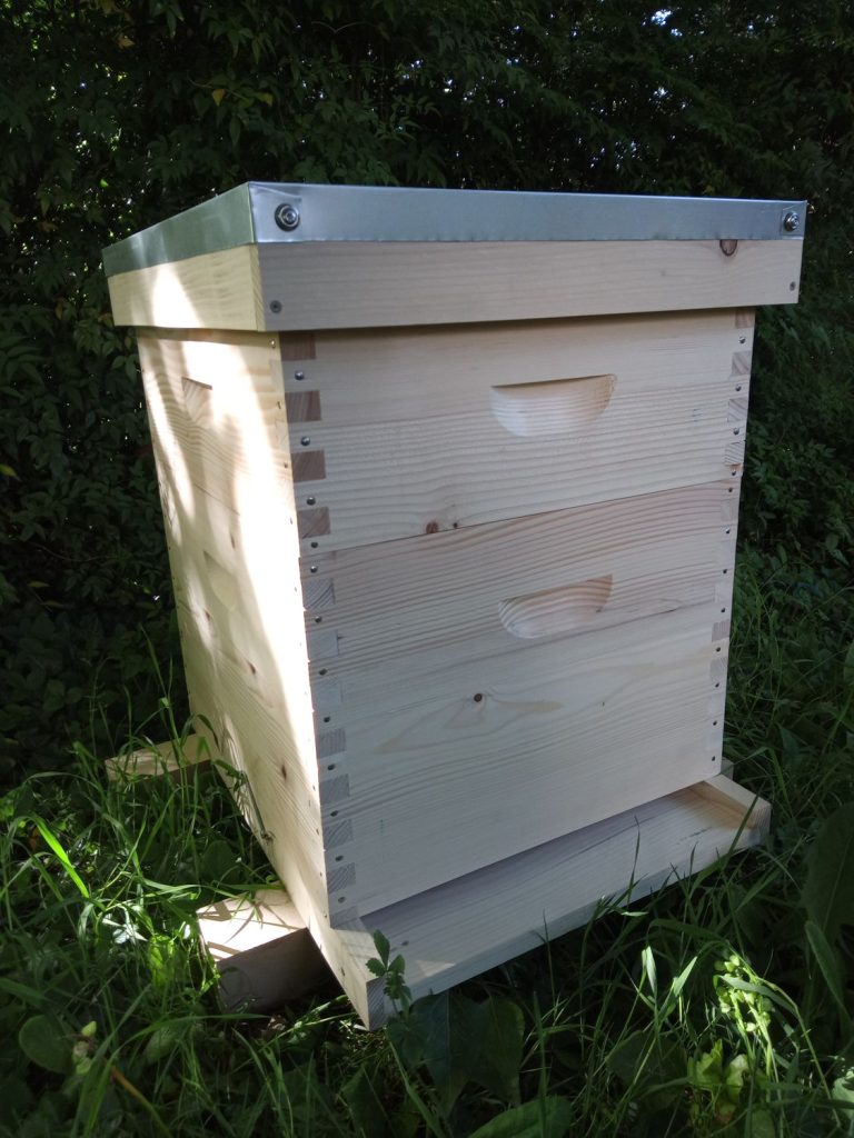 découvrez le toit ruche dadant, une solution idéale pour vos colonies d'abeilles. conçu pour optimiser l'isolations et la ventilation, ce toit assure le confort et la protection de vos ruches. idéal pour les apiculteurs passionnés, il allie tradition et innovation pour garantir le bien-être de vos abeilles.