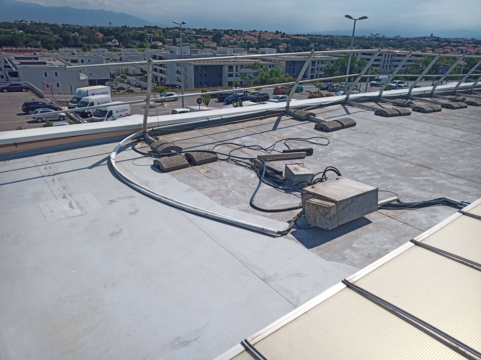 découvrez nos solutions innovantes pour un toit sécurisé. protégez votre maison contre les intempéries et les intrusions grâce à nos conseils et services de qualité. assurez la durabilité et la sécurité de votre toit dès aujourd'hui !