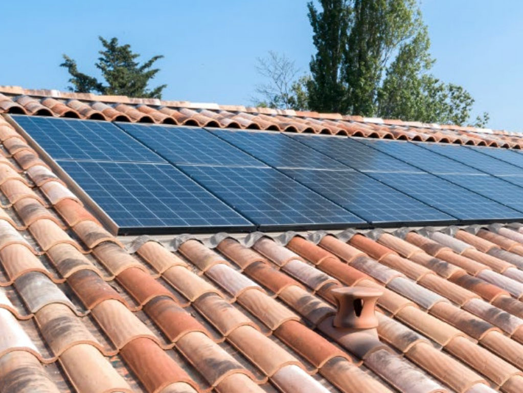 découvrez notre toit solaire innovant qui allie performance énergétique et design moderne. profitez d'une solution durable pour votre maison tout en réduisant votre empreinte écologique.