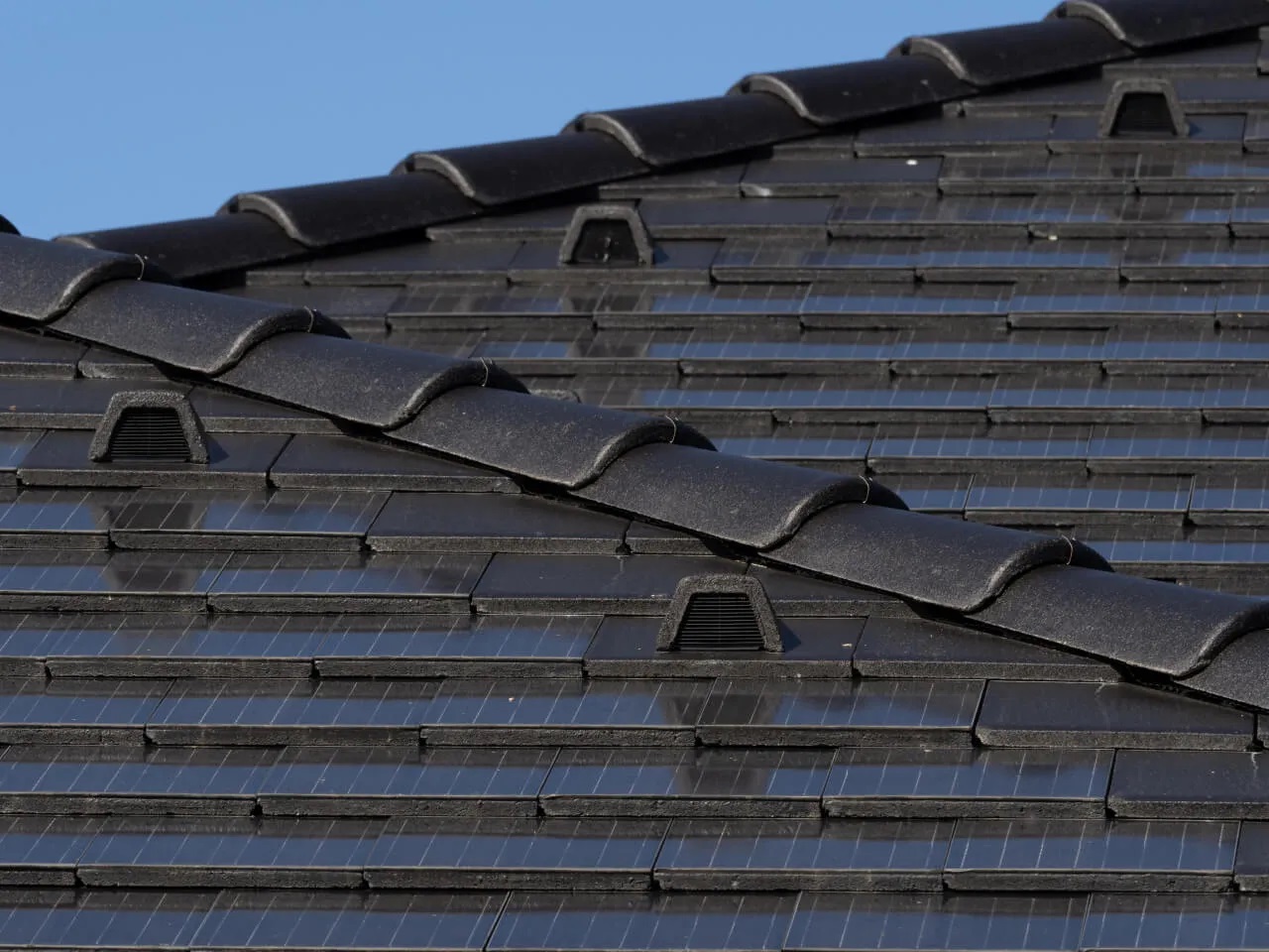 découvrez le toit solaire tesla, une innovation qui combine esthétique et performance. transformez votre maison en une centrale énergétique grâce à des panneaux solaires intégrés élégants, tout en réduisant votre empreinte carbone et vos factures d'énergie.