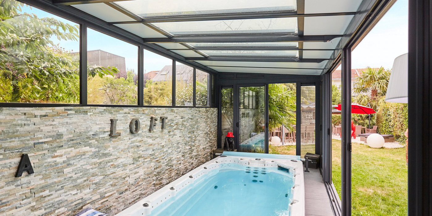 découvrez notre toit spa extérieur, l'endroit idéal pour se détendre en plein air tout en profitant d'une vue imprenable. offrez-vous une expérience relaxante et conviviale dans un espace raffiné, conçu pour votre confort et votre bien-être.