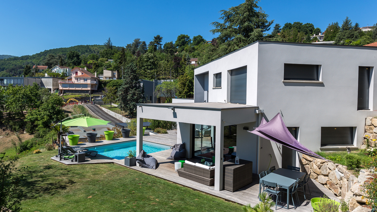 découvrez les avantages d'un toit terrasse pour votre maison : espace supplémentaire, vue imprenable et possibilité de jardinage urbain. transformez votre toit en un lieu de détente et de loisirs tout en valorisant votre bien immobilier.